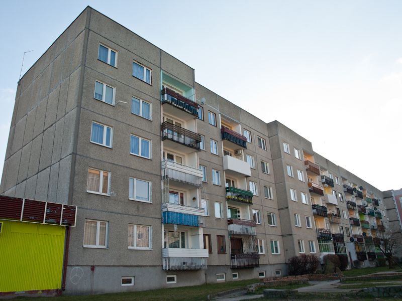 Dziury, zniszczone chodniki i konflikty na wąskiej ulicy. Radny żąda konkretnych zmian